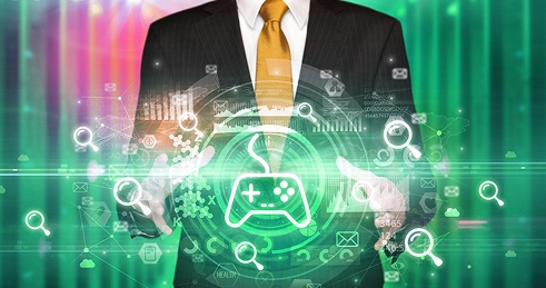 Een zakelijke professional die interactie heeft met een futuristische gamingtechnologie-interface met data-analyse, zoekpictogrammen en een symbool van een gamecontroller in een digitaal ecosysteem.