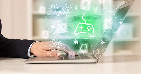 Een persoon die een laptop gebruikt met een digitale game-interface-overlay, waarop pictogrammen voor apparaten, beveiliging en connectiviteit worden weergegeven in een online gameplatformomgeving.